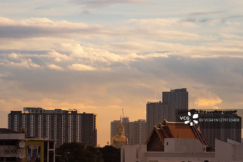 帕南寺的巨型佛像和城市景观图片素材
