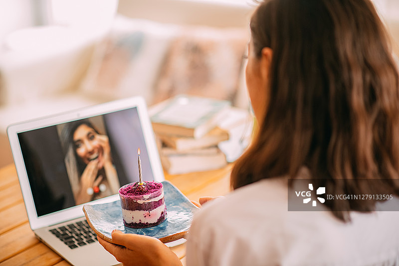 女人和朋友一起庆祝生日，在笔记本电脑上在线聊天图片素材