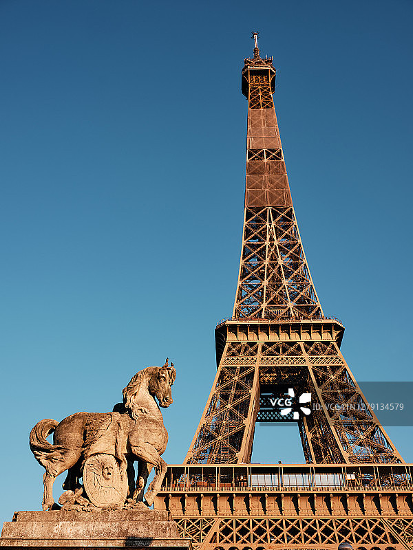 日落时分的埃菲尔铁塔图片素材