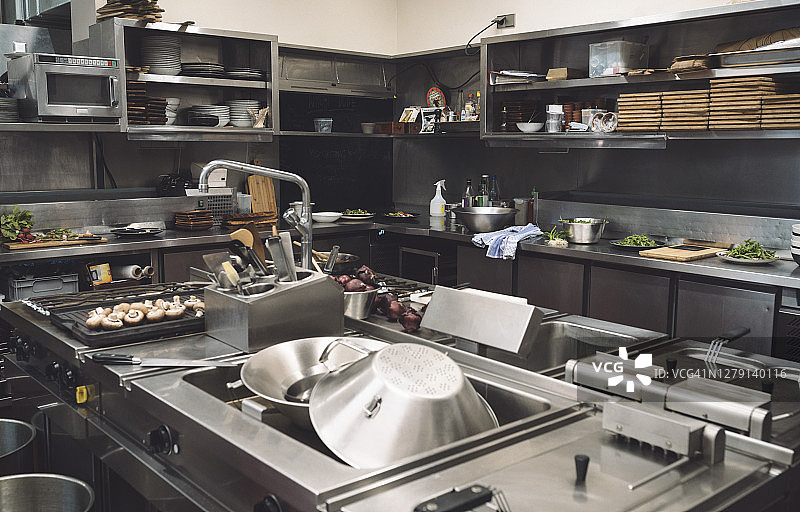 餐厅里的商业厨房图片素材