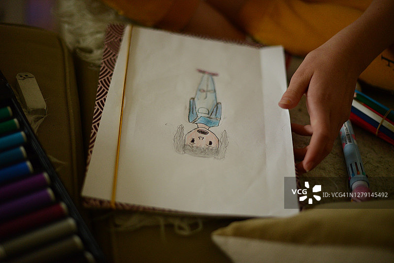 女孩画卡通草图图片素材