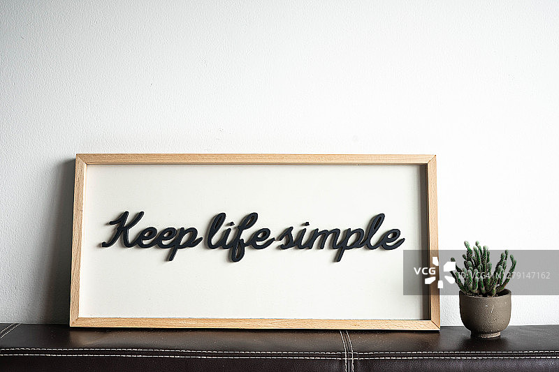 带引言保持生活简单和仙人掌树的相框图片素材