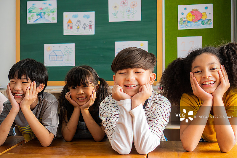 在教室里微笑的学生肖像图片素材