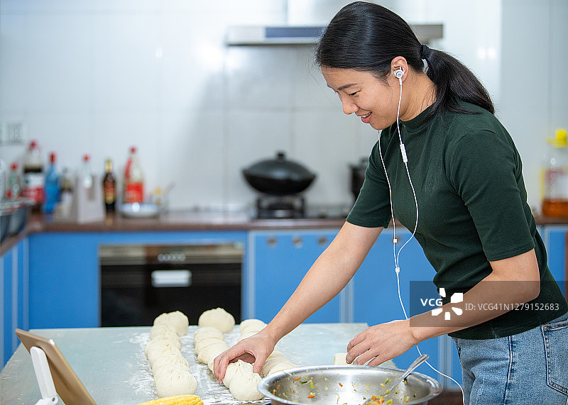 中年妇女在家制作馒头图片素材