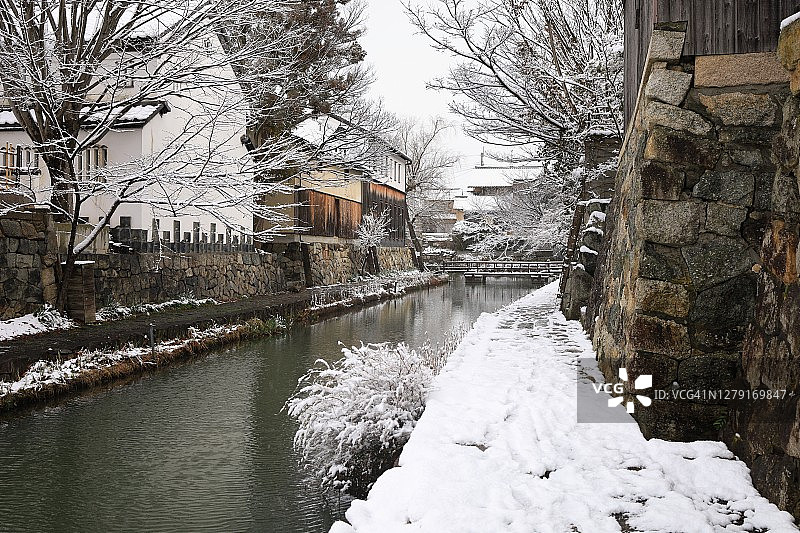 大雪过后，在近江八幡市琵琶湖附近的八幡堀运河旁，沿着白雪覆盖的纤道散步图片素材