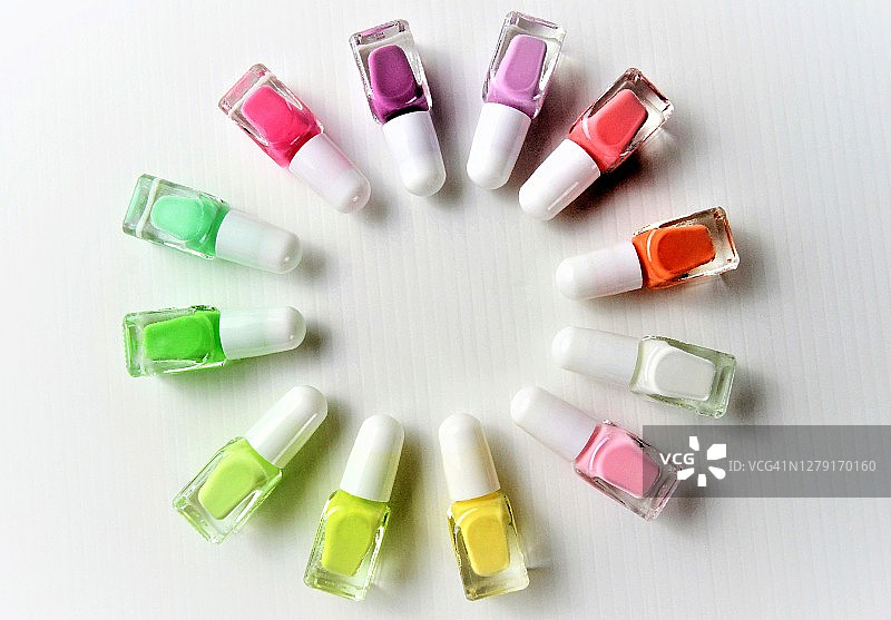 彩色指甲油环形排列图片素材