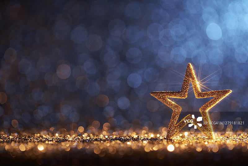 闪耀的金色圣诞星装饰散景背景图片素材