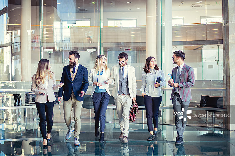 自信地行走图片素材