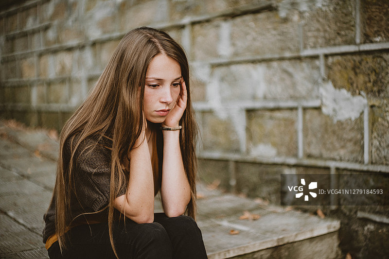 与爱人分手后绝望的年轻女子图片素材