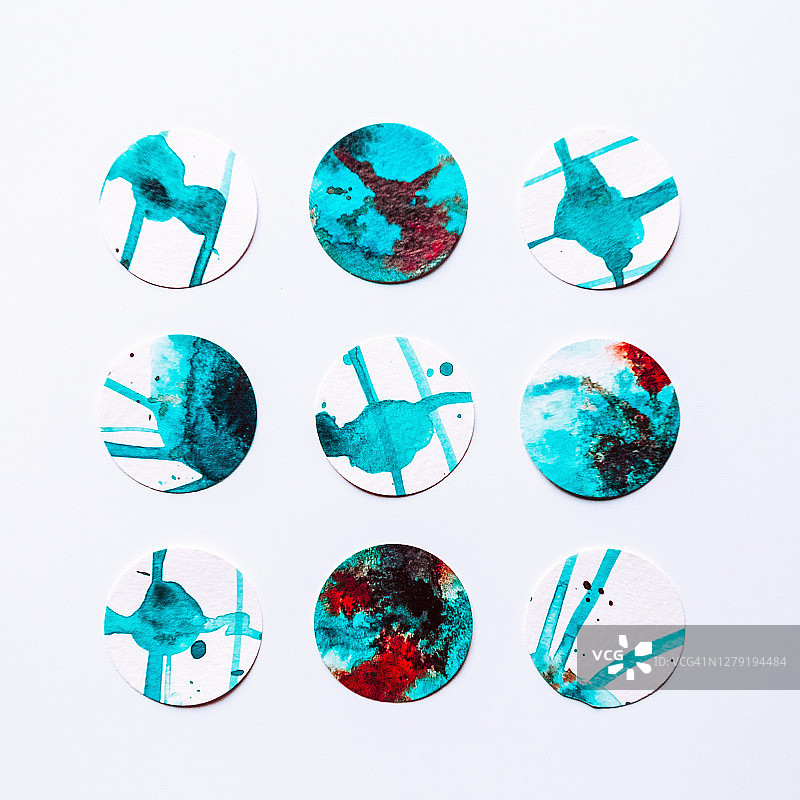 白色背景上的抽象拼贴水彩圆圈蓝红色图片素材