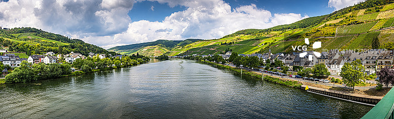 德国摩泽尔河沿岸陡峭的葡萄园图片素材