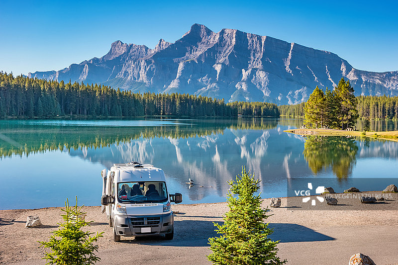 加拿大艾伯塔省班夫国家公园的房车图片素材