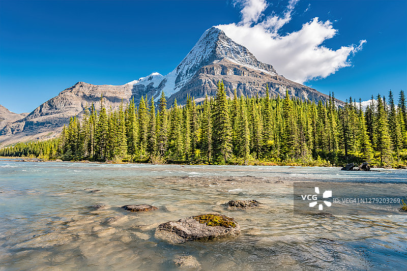 加拿大不列颠哥伦比亚省罗布森山和罗布森河伯格湖步道图片素材