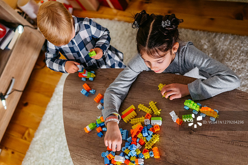 玩圣诞礼物的女孩们图片素材