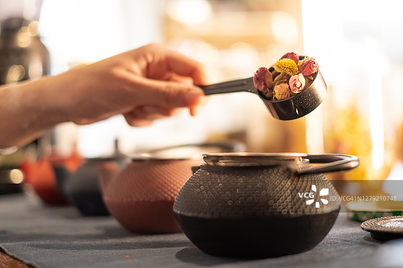 准备草药茶图片素材