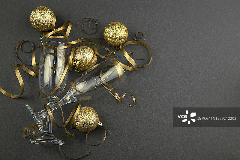 带有圣诞球的眼镜图片素材