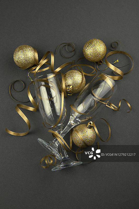 带有圣诞球的眼镜图片素材