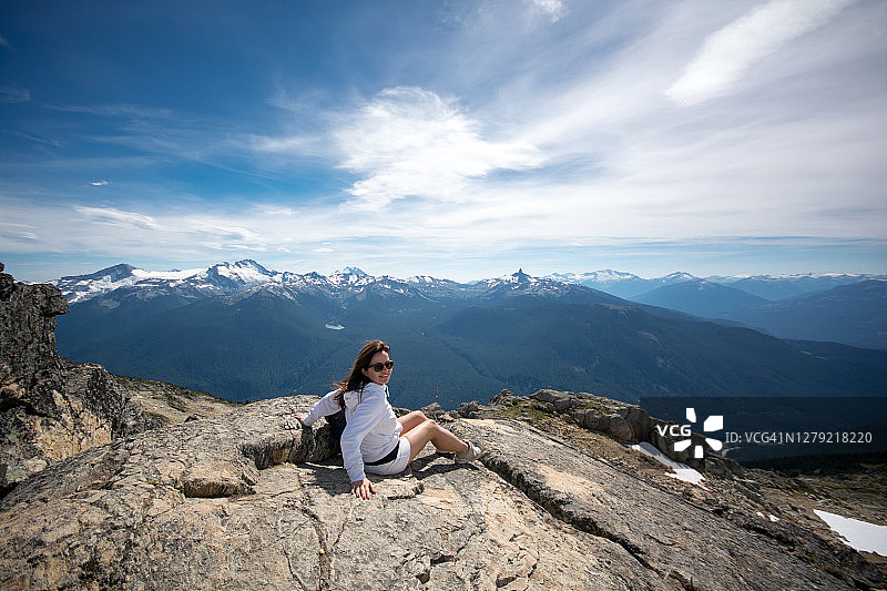 在世界之巅的年轻人。加拿大惠斯勒图片素材