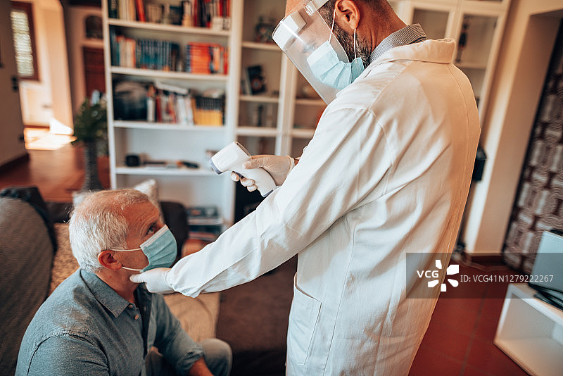 用红外线温度计测量体温图片素材