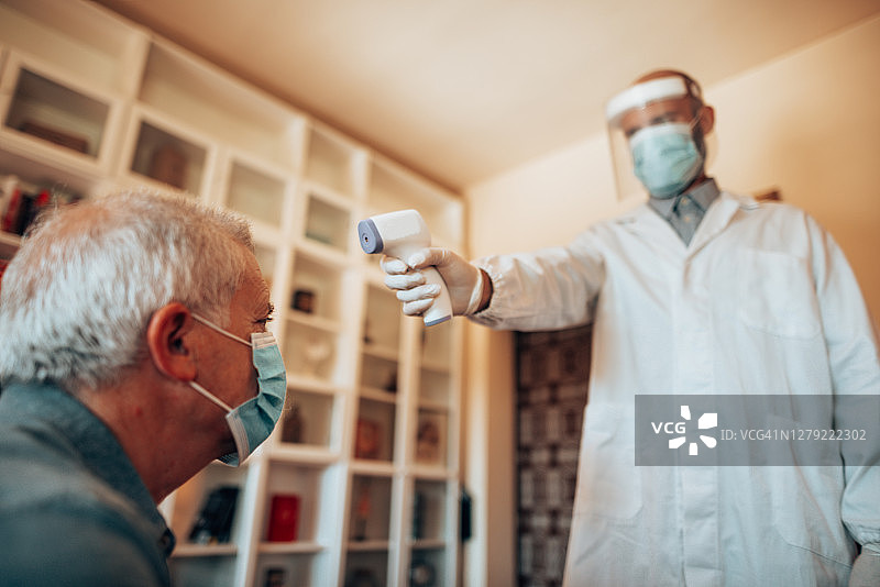 用红外线温度计测量体温图片素材