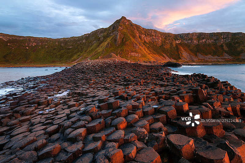 阳光，巨人堤道，布什米尔斯，安特里姆郡，北爱尔兰图片素材