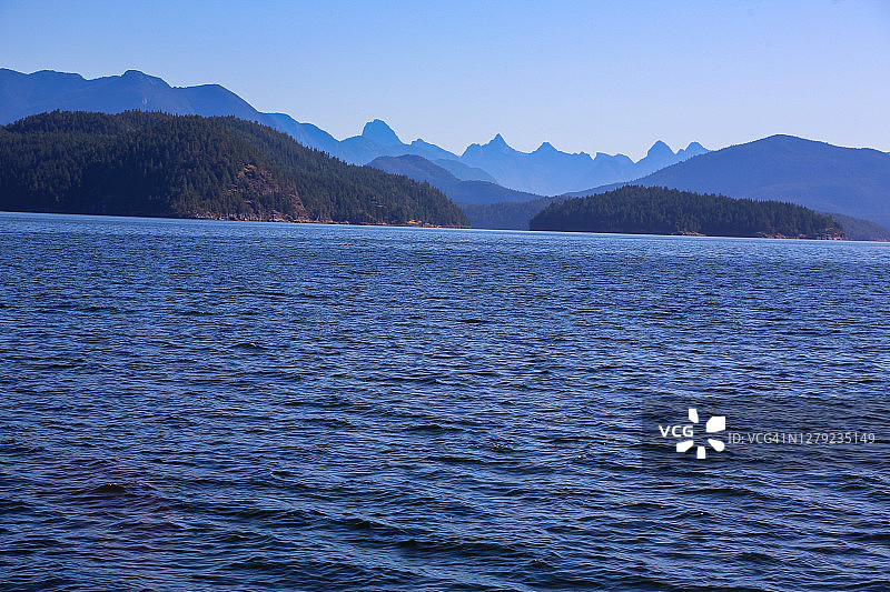 从船上眺望不列颠哥伦比亚海岸山脉海湾图片素材