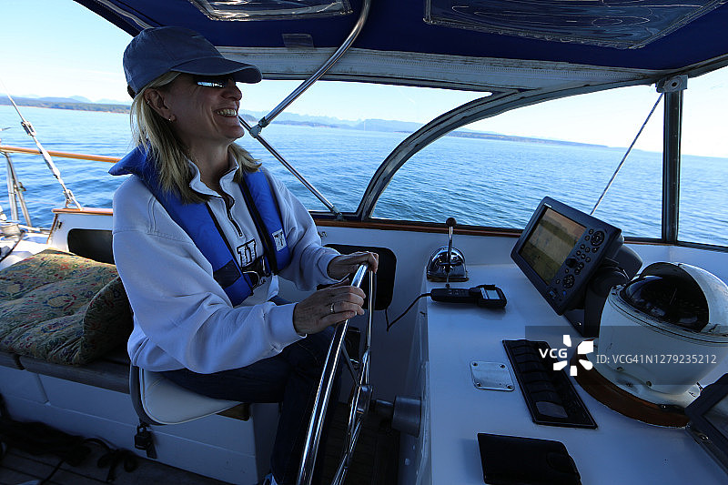 女人在不列颠哥伦比亚省驾驶帆船图片素材