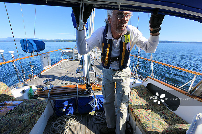 帆船船长在荒凉海峡观看风向，加拿大不列颠哥伦比亚省图片素材