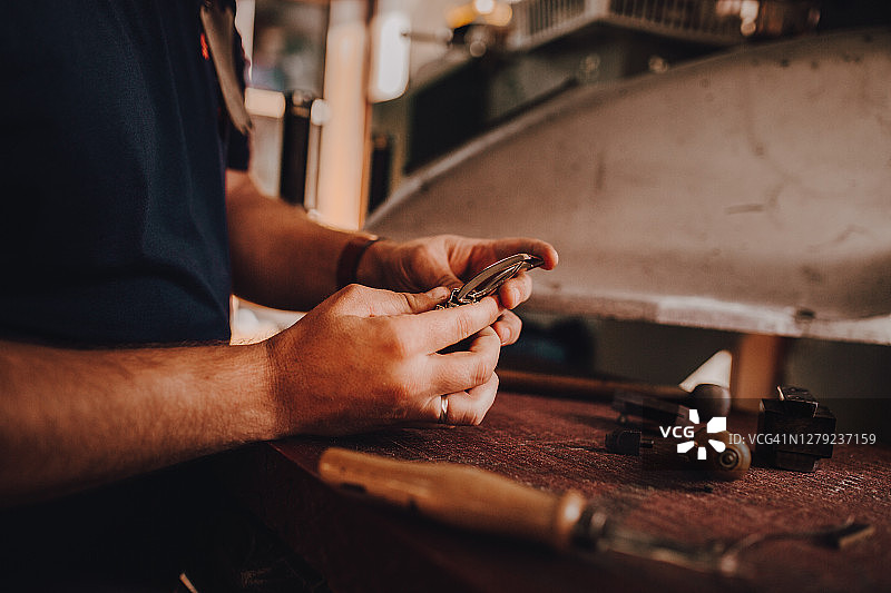 皮革工坊老板图片素材
