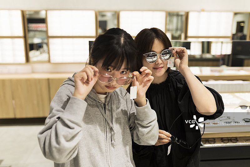 在眼镜店购物的母女图片素材