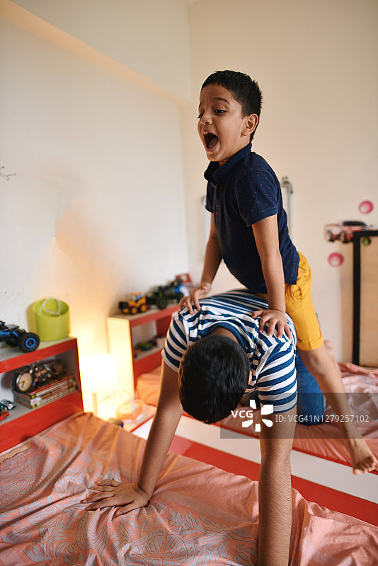 弟弟坐在哥哥的背上图片素材