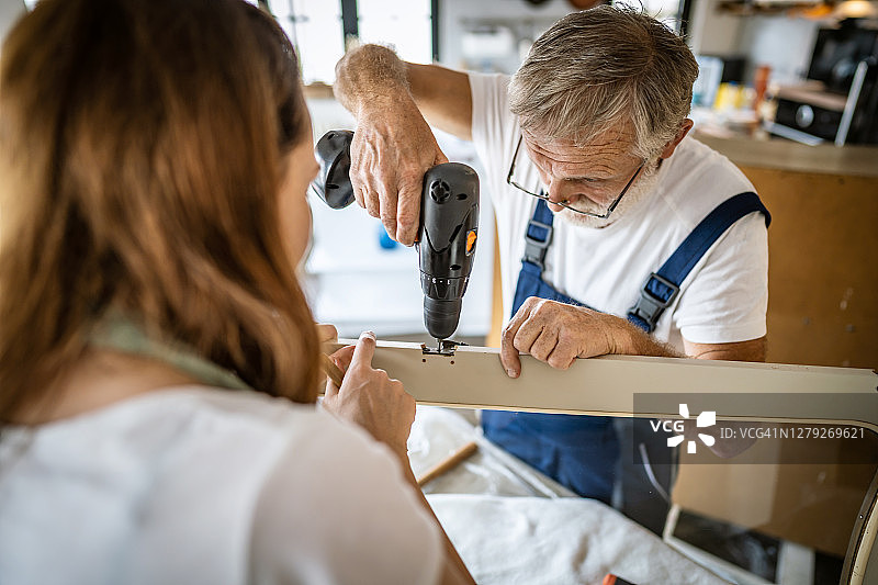 居家家具维修图片素材