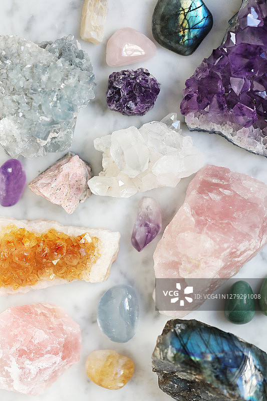 大理石上的宝石特写图片素材