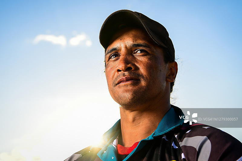 运动型中年毛利男子图片素材