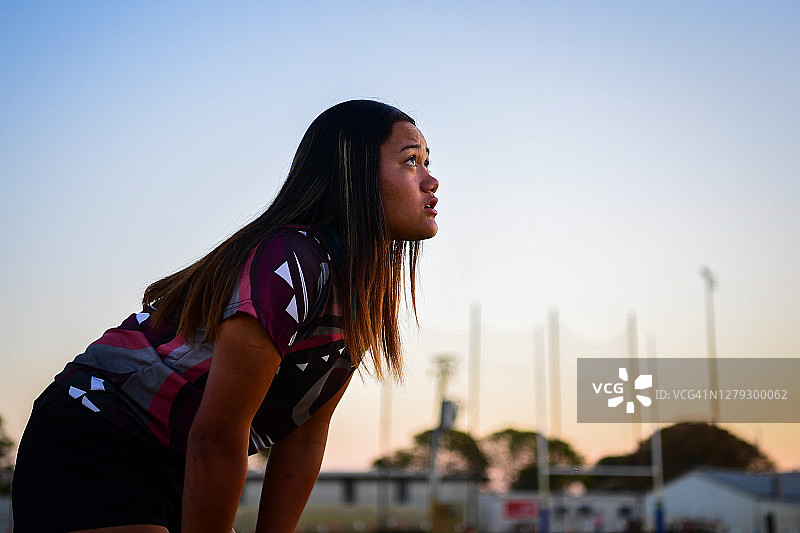 参加体育比赛的毛利族少女图片素材