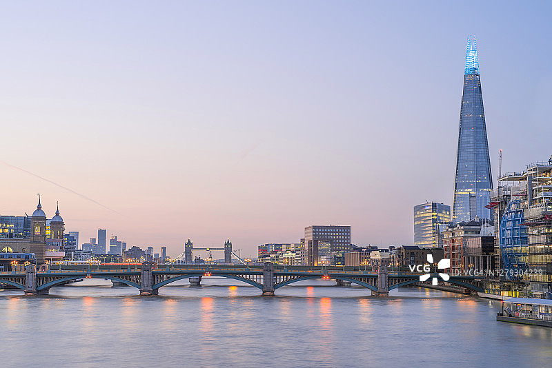 碎片大厦和伦敦天际线图片素材