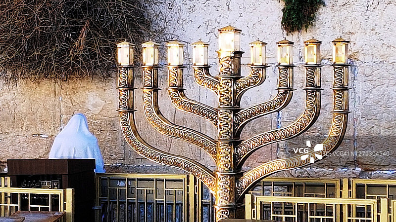 耶路撒冷老城西墙，光明节九枝烛台和祈祷者特写图片素材