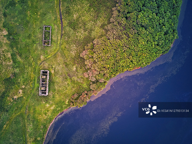 俄罗斯滨海边疆区诺夫哥罗德斯卡亚湾绿地上古老建筑的航拍图片素材