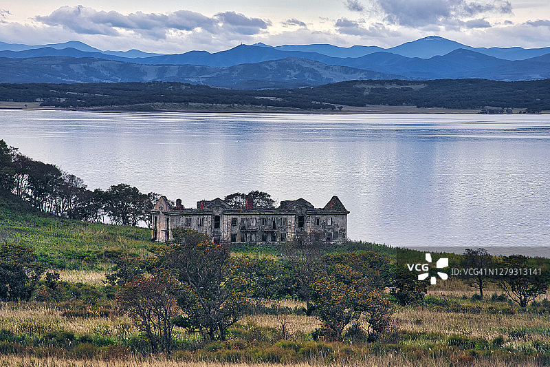 俄罗斯滨海边疆区诺夫哥罗德斯卡娅湾的日本海边的老建筑图片素材