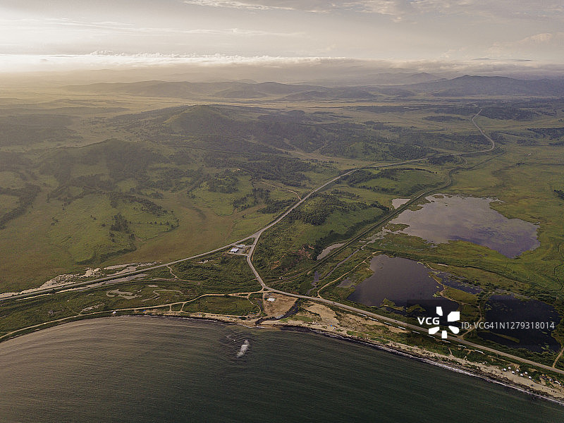 俄罗斯滨海边疆区扎鲁比诺黄昏时沿日本海海岸延伸的沿海公路鸟瞰图片素材