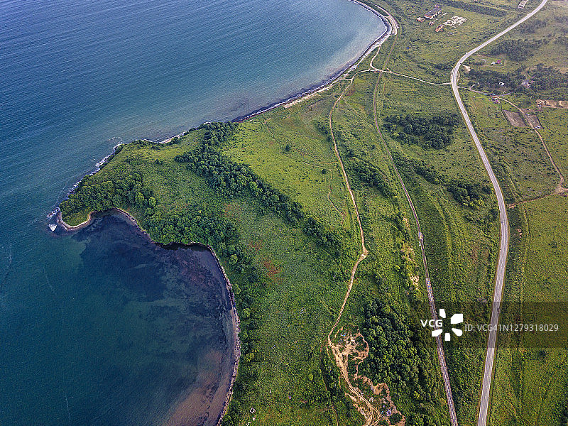 俄罗斯滨海边疆区扎鲁比诺，沿日本海海岸延伸的沿海公路航拍图片素材