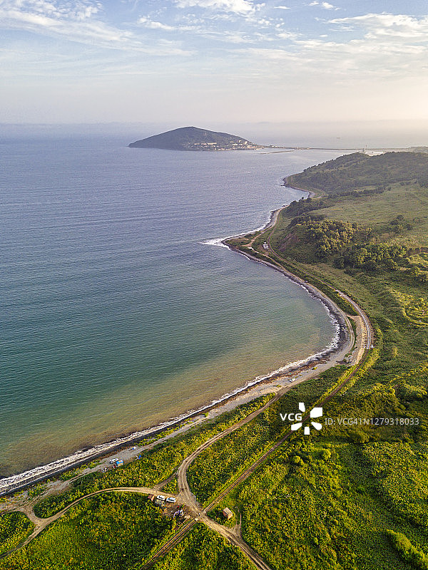 俄罗斯滨海边疆区扎鲁比诺沿日本海的铁轨航拍图片素材