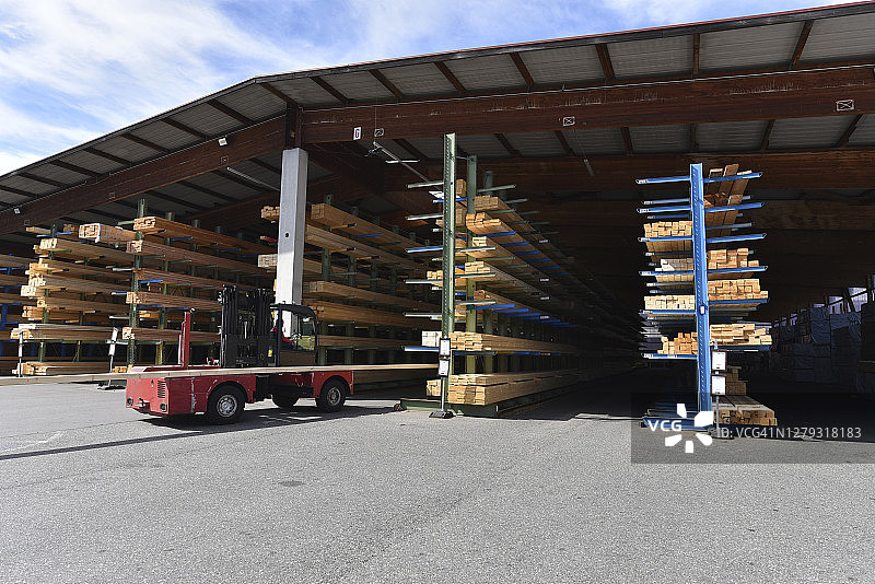叉车停放在仓库货架前图片素材