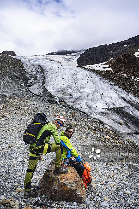 在意大利斯泰尔维奥国家公园，几个男人在天空下登山图片素材