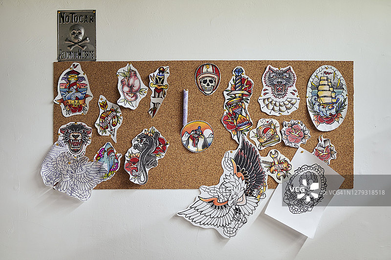 纹身工作室公告栏上的纹身设计稿图片素材