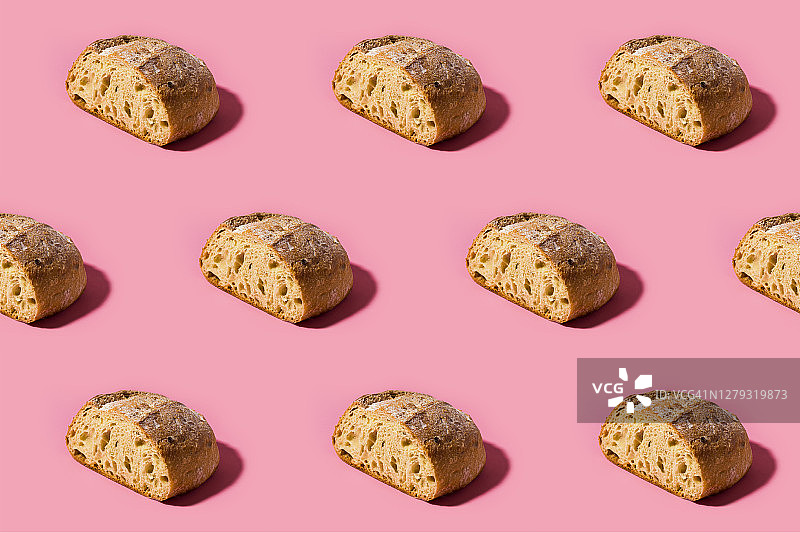 粉色背景下的新鲜面包图案图片素材