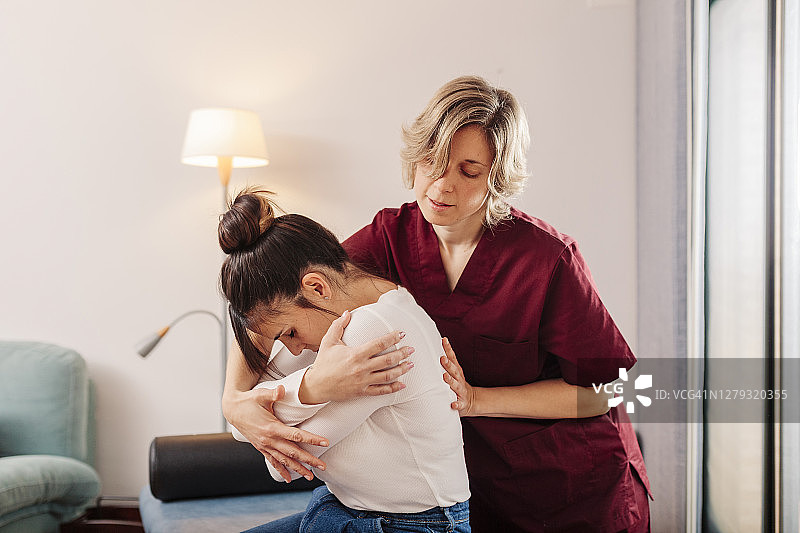 理疗师治疗患者的背痛图片素材