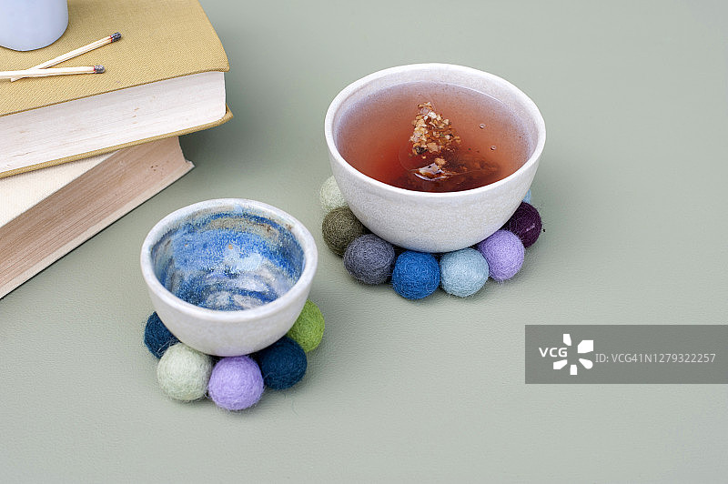 毛毡球DIY杯垫上的碗图片素材