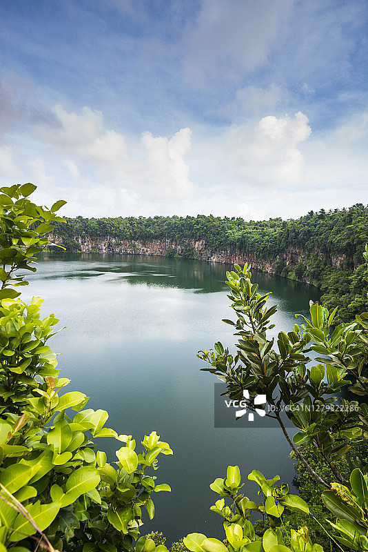 法国瓦利斯和富图纳群岛：森林环绕的海湾图片素材