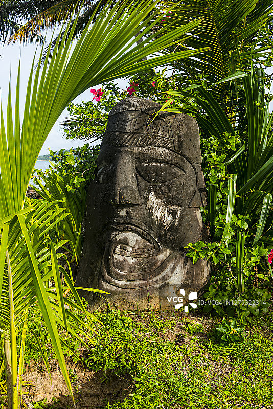 法属瓦利斯和富图纳群岛大型人头像石雕图片素材